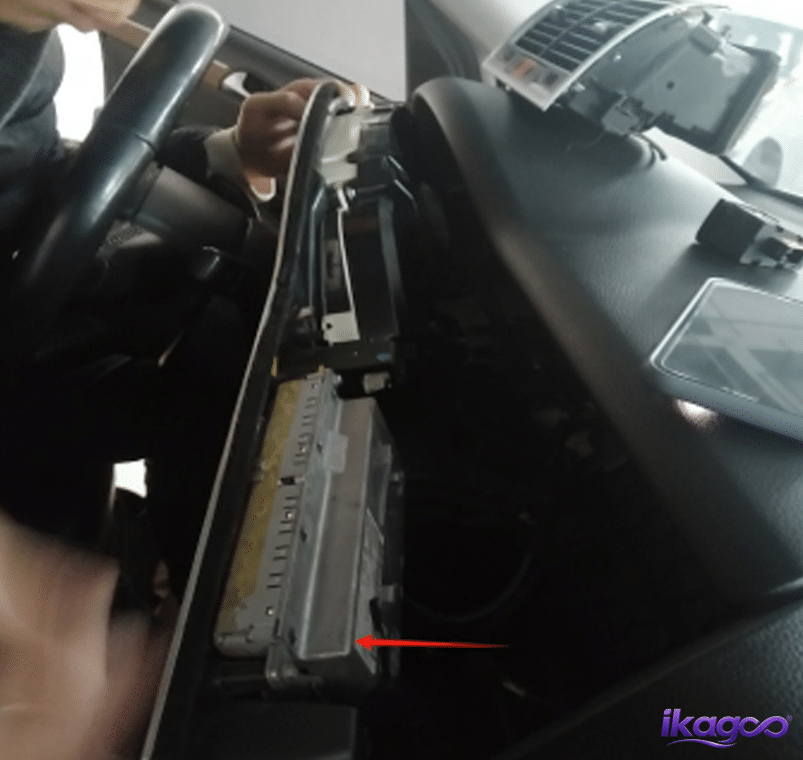 Audi Q7 original head unit extraction during Android screen installation