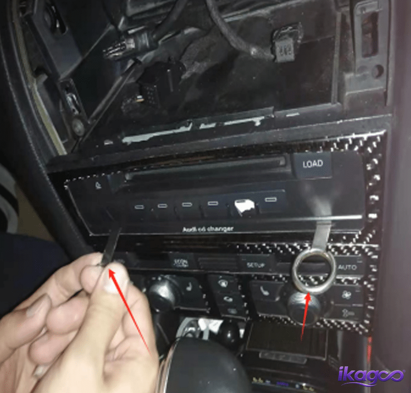 Audi Q7 control panel removal and screw location for Android head unit retrofit