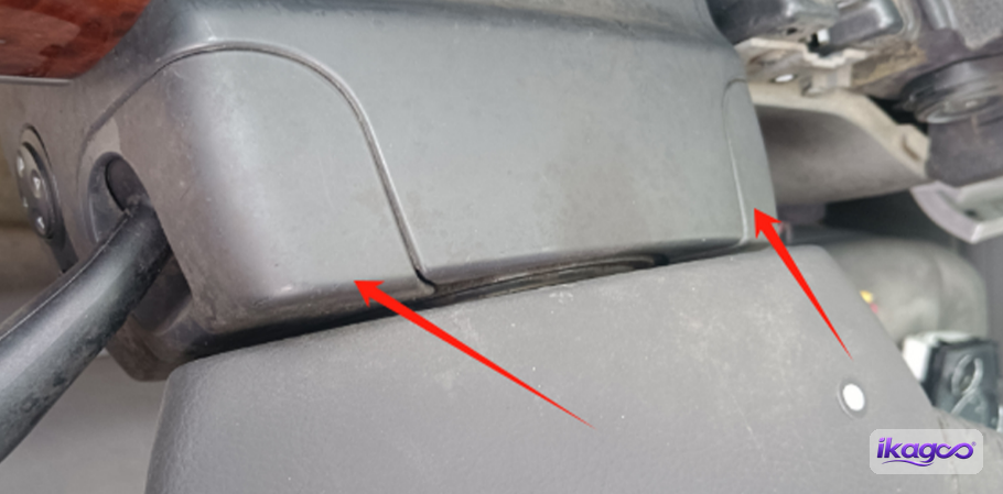 VW Touareg 7L digital cluster installation step 2: Remove the steering-wheel-area screw