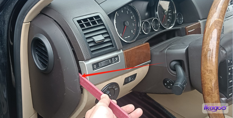 VW Touareg 7L digital cluster installation step 3: Release the steering-wheel trim piece