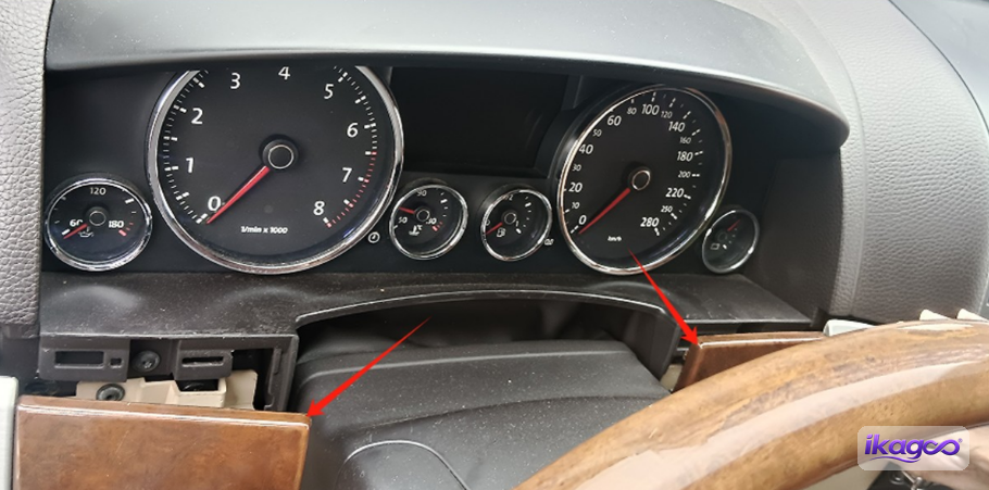 VW Touareg 7L digital cluster installation step 4: Open the side trim beside the cluster