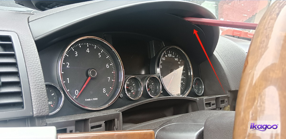 VW Touareg 7L digital cluster installation step 5: Release the trim on both sides
