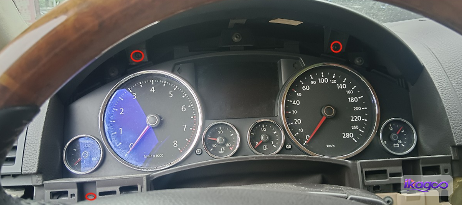 VW Touareg 7L digital cluster installation step 6: Lift off the upper decorative trim
