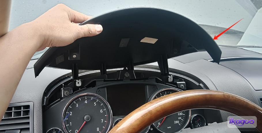 VW Touareg 7L digital cluster installation step 8: Release the remaining side trim