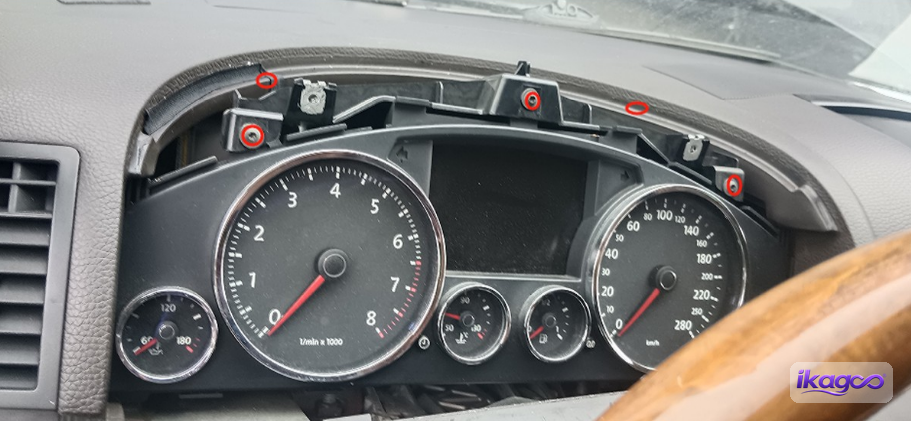 VW Touareg 7L digital cluster installation step 9: Remove the upper trim section around the instrument area