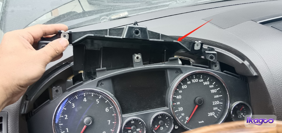 VW Touareg 7L digital cluster installation step 10: Remove the instrument mounting-bracket screws