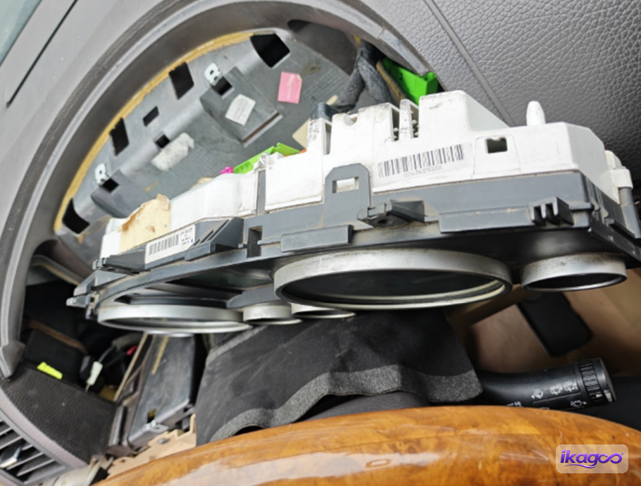 VW Touareg 7L digital cluster installation step 11: Lift out the first mounting bracket