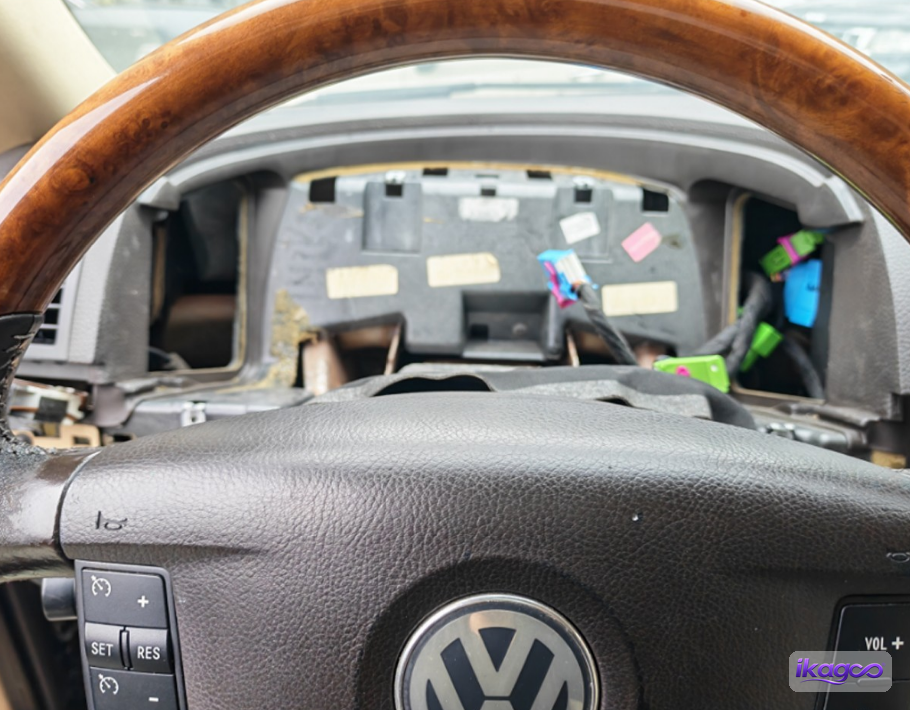 VW Touareg 7L digital cluster installation step 12: Remove the second bracket