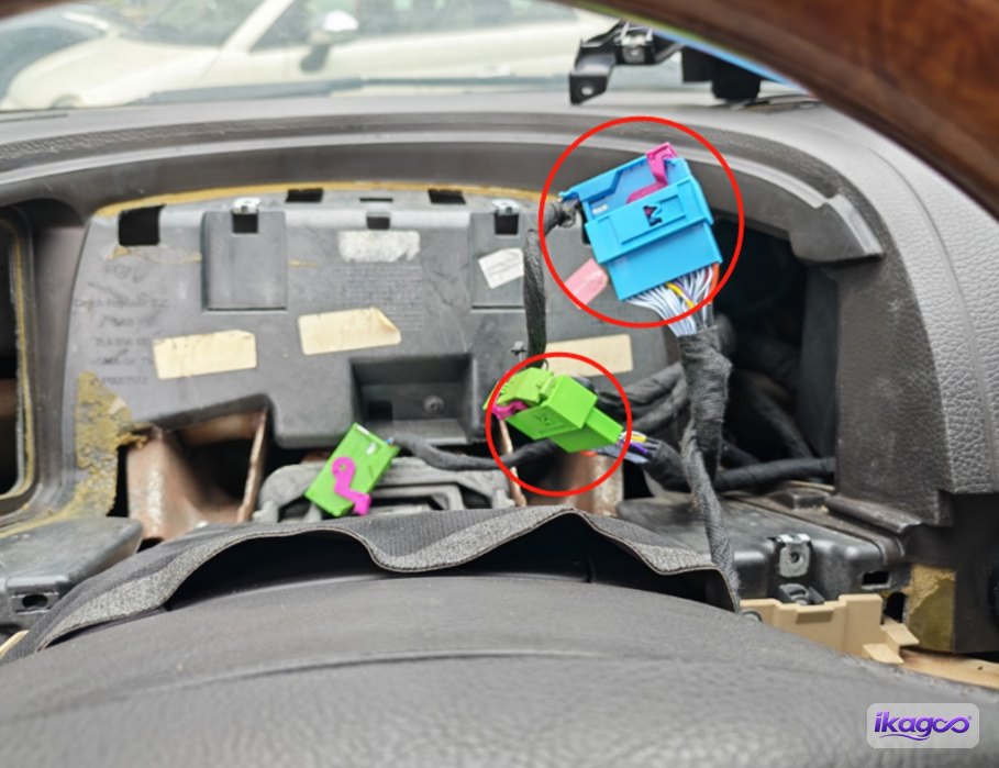 VW Touareg 7L digital cluster installation step 13: Compare the exposed opening before connecting the new cluster
