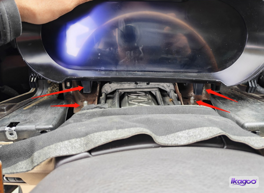VW Touareg 7L digital cluster installation step 16: Check both cluster connections before mounting