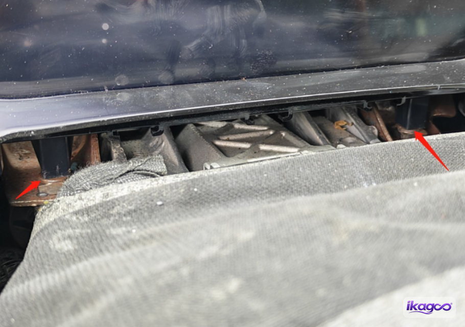 VW Touareg 7L digital cluster installation step 17: Align the two lower feet with the original screw posts