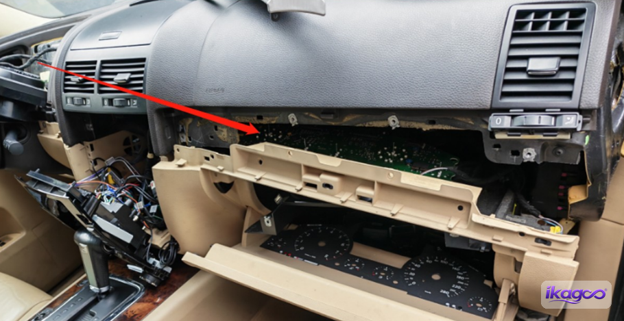 VW Touareg 7L digital cluster installation step 19: Place the LCD cluster into position