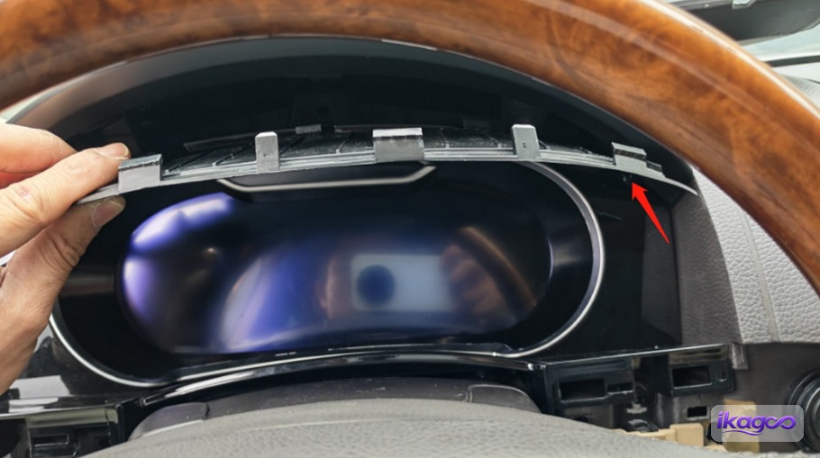 VW Touareg 7L digital cluster installation step 21: Secure the new cluster