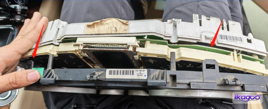 VW Touareg 7L digital cluster installation step 24: Remove the screw from the original instrument cluster