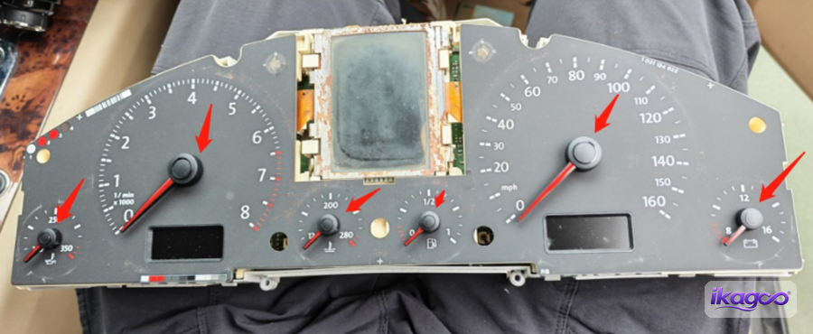 VW Touareg 7L digital cluster installation step 25: Open the original cluster housing