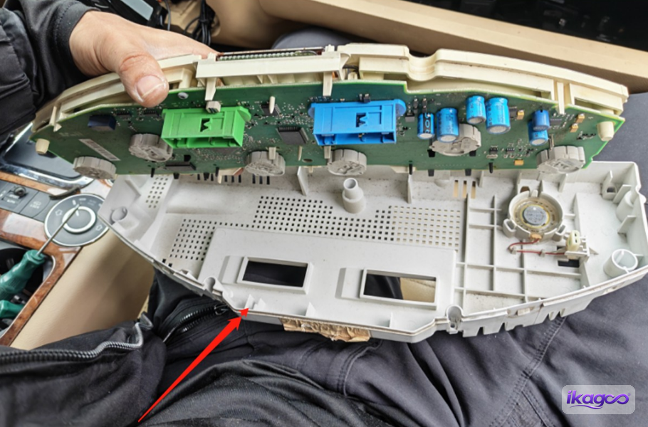 VW Touareg 7L digital cluster installation step 26: Remove the original pointers