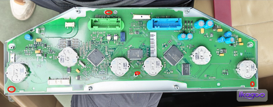 VW Touareg 7L digital cluster installation step 29: Retain the original instrument mainboard