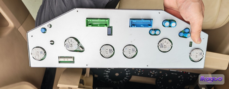 VW Touareg 7L digital cluster installation step 30: Mount the retained mainboard on the metal support