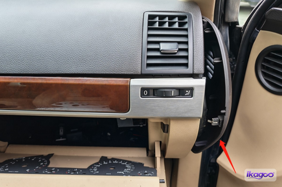 VW Touareg 7L digital cluster installation step 31: Confirm the original mainboard is secured