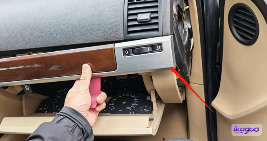 VW Touareg 7L digital cluster installation step 32: Open the passenger-side panel