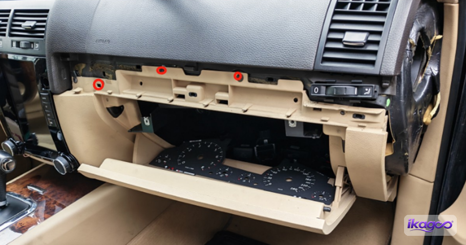 VW Touareg 7L digital cluster installation step 33: Release the glovebox-side trim