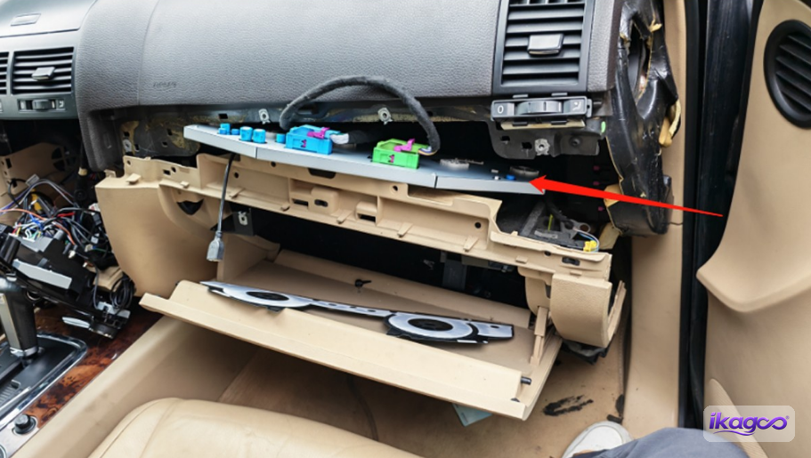 VW Touareg 7L digital cluster installation step 35: Reconnect the retained original mainboard