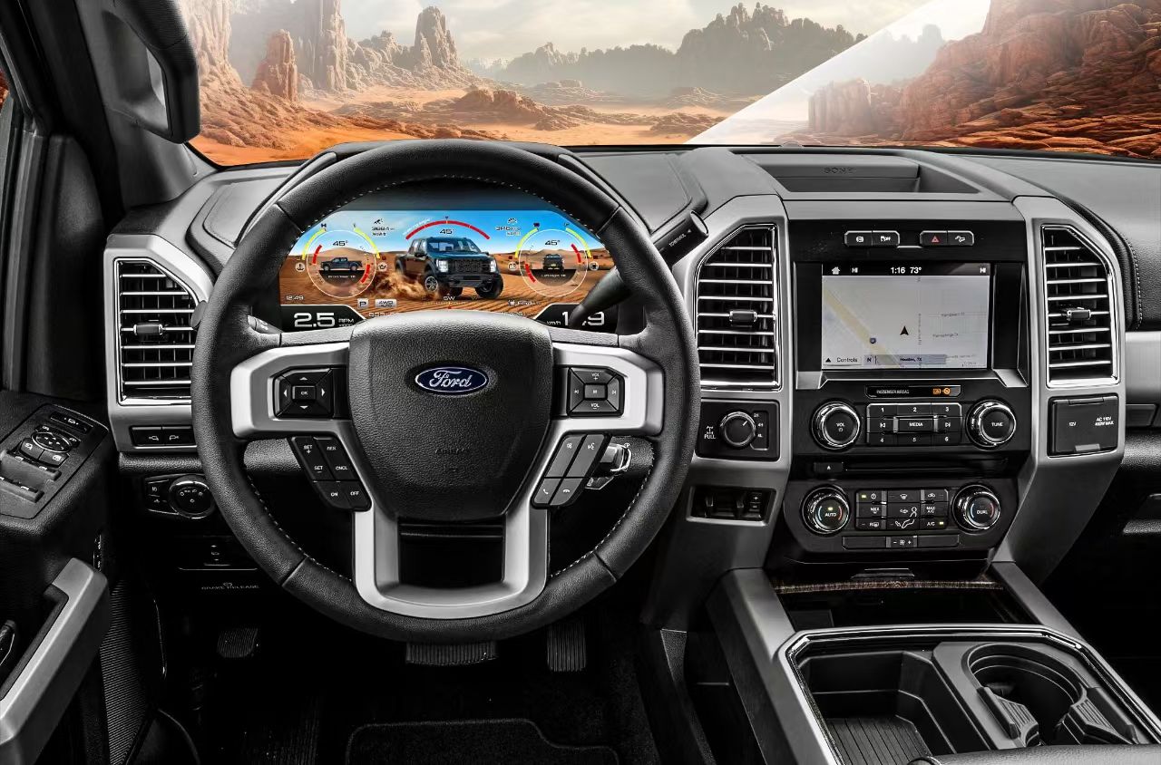 F150 digitale instrumentencluster geïnstalleerd in een Ford F-150 bestuurderscockpit