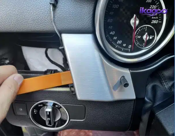 Mercedes W166 air vent removal during digital cluster installation