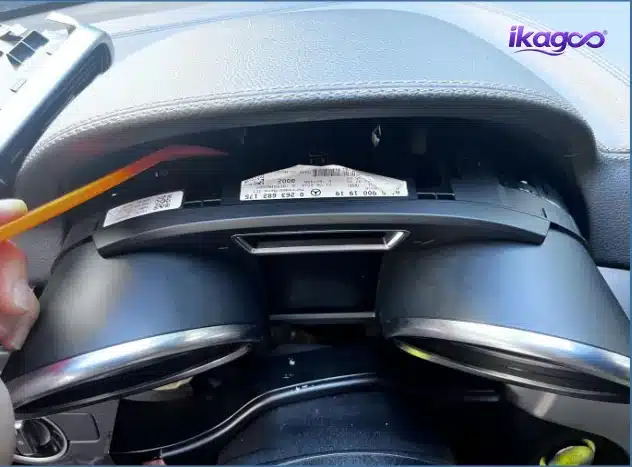 Mercedes W166 instrument cluster fixing screw removal