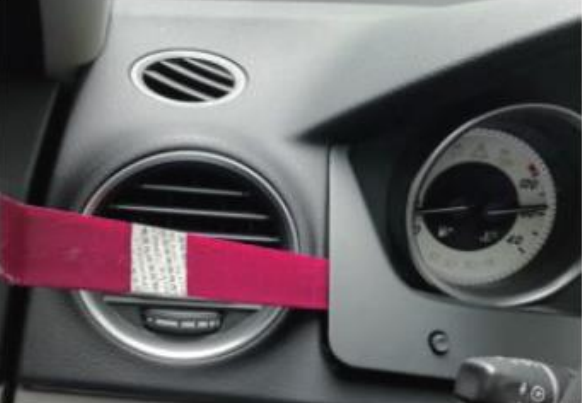 W204 CarPlay screen installation step 4 releasing the dashboard decorative strip