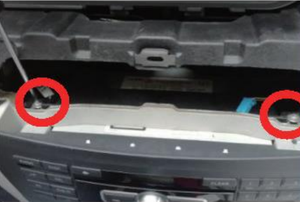 Mercedes C-Class W204 NTG4.5 installation step 8 loosening and removing the original multimedia host
