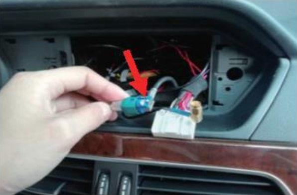 Mercedes W204 NTG4.5 Android Head Unit Installation step 10 connecting original LVDS cable to Android LVDS adapter