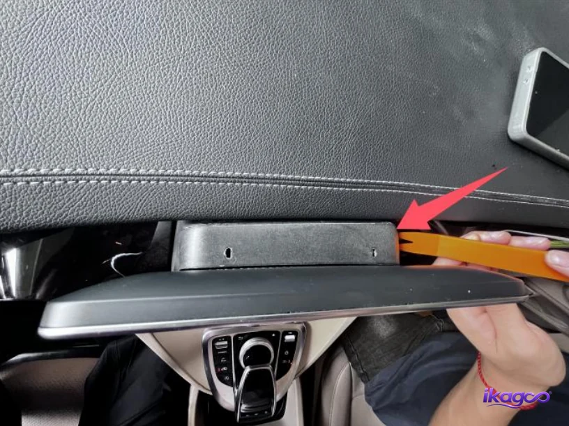 Mercedes W447 Digital Cluster Installation: 27 Real Steps for 2016–2019 V-Class 5 Prying screen cover during Mercedes W447 digital cluster installation