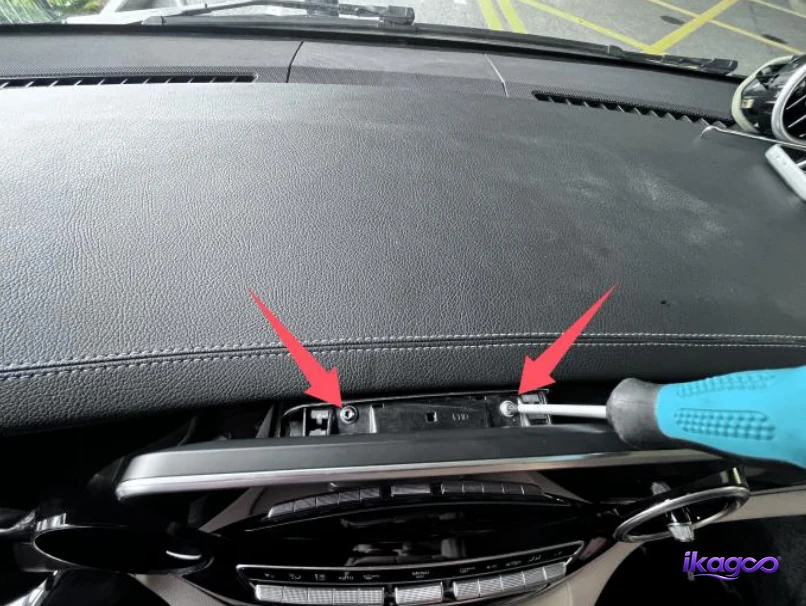 Mercedes W447 Digital Cluster Installation: 27 Real Steps for 2016–2019 V-Class 6 Removing screen fixing screws Mercedes W447 digital cluster installation