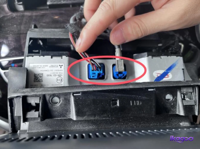 Mercedes W447 Digital Cluster Installation: 27 Real Steps for 2016–2019 V-Class 7 Removing original screen Mercedes V-Class W447 during digital cluster retrofit