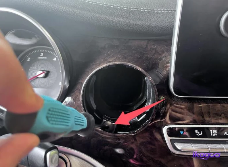 Mercedes W447 Digital Cluster Installation: 27 Real Steps for 2016–2019 V-Class 9 Removing air vent fixing screw Mercedes W447 digital dashboard installation