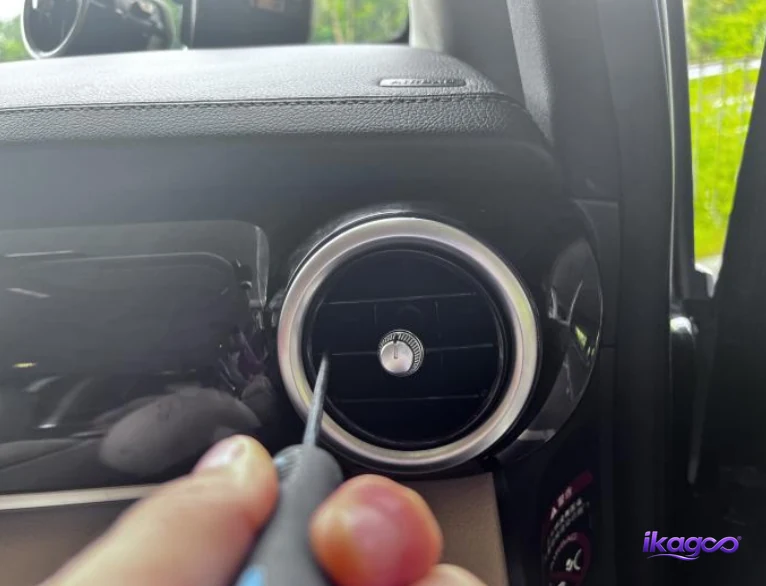 Mercedes W447 Digital Cluster Installation: 27 Real Steps for 2016–2019 V-Class 10 Removing passenger side air vent Mercedes V-Class W447 digital cluster installation