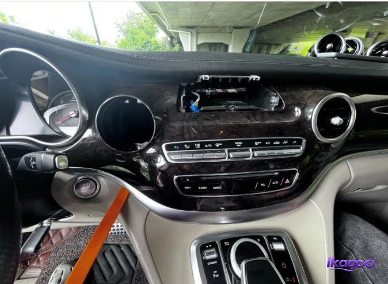 Mercedes W447 Digital Cluster Installation: 27 Real Steps for 2016–2019 V-Class 12 Prying central control panel Mercedes W447 digital cluster installation