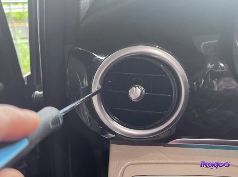Mercedes W447 Digital Cluster Installation: 27 Real Steps for 2016–2019 V-Class 14 Removing driver side air vent Mercedes W447 virtual cockpit installation