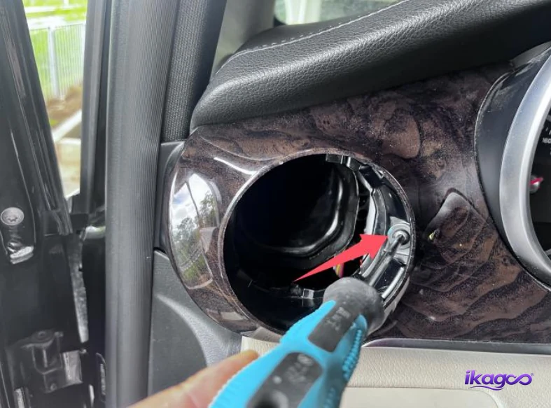 Mercedes W447 Digital Cluster Installation: 27 Real Steps for 2016–2019 V-Class 15 Driver side air vent fixing screw Mercedes W447 cluster retrofit