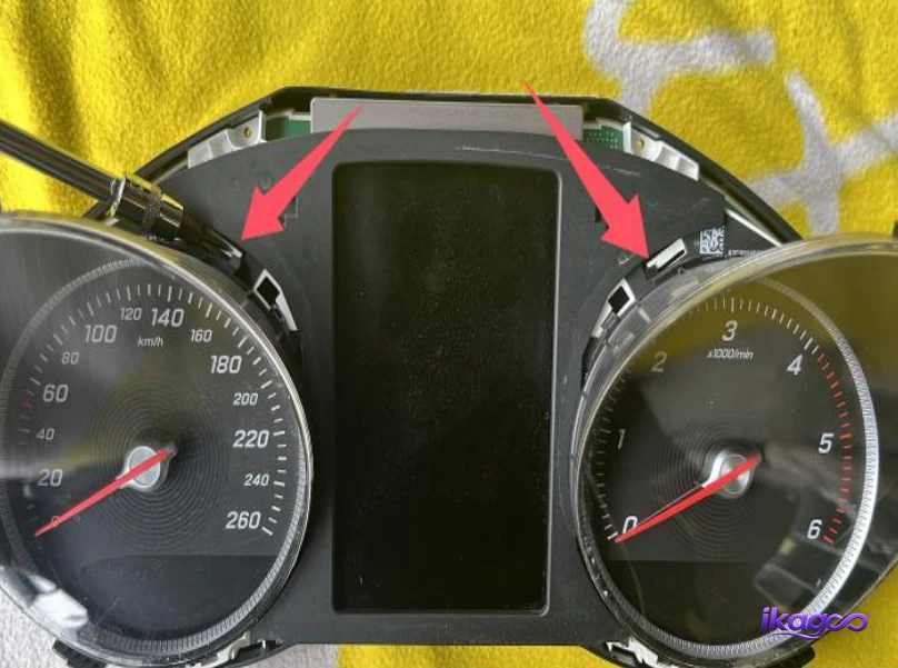 Mercedes W447 Digital Cluster Installation: 27 Real Steps for 2016–2019 V-Class 24 Removing original W447 cluster bucket cover before LCD cluster assembly