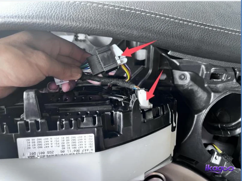 Mercedes W447 Digital Cluster Installation: 27 Real Steps for 2016–2019 V-Class 27 Connecting adapter instrument power cable Mercedes W447 digital cluster